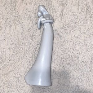 A mothers love statue